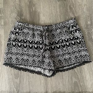 No Boundaries Black and White Shorts Size Medium 7/9